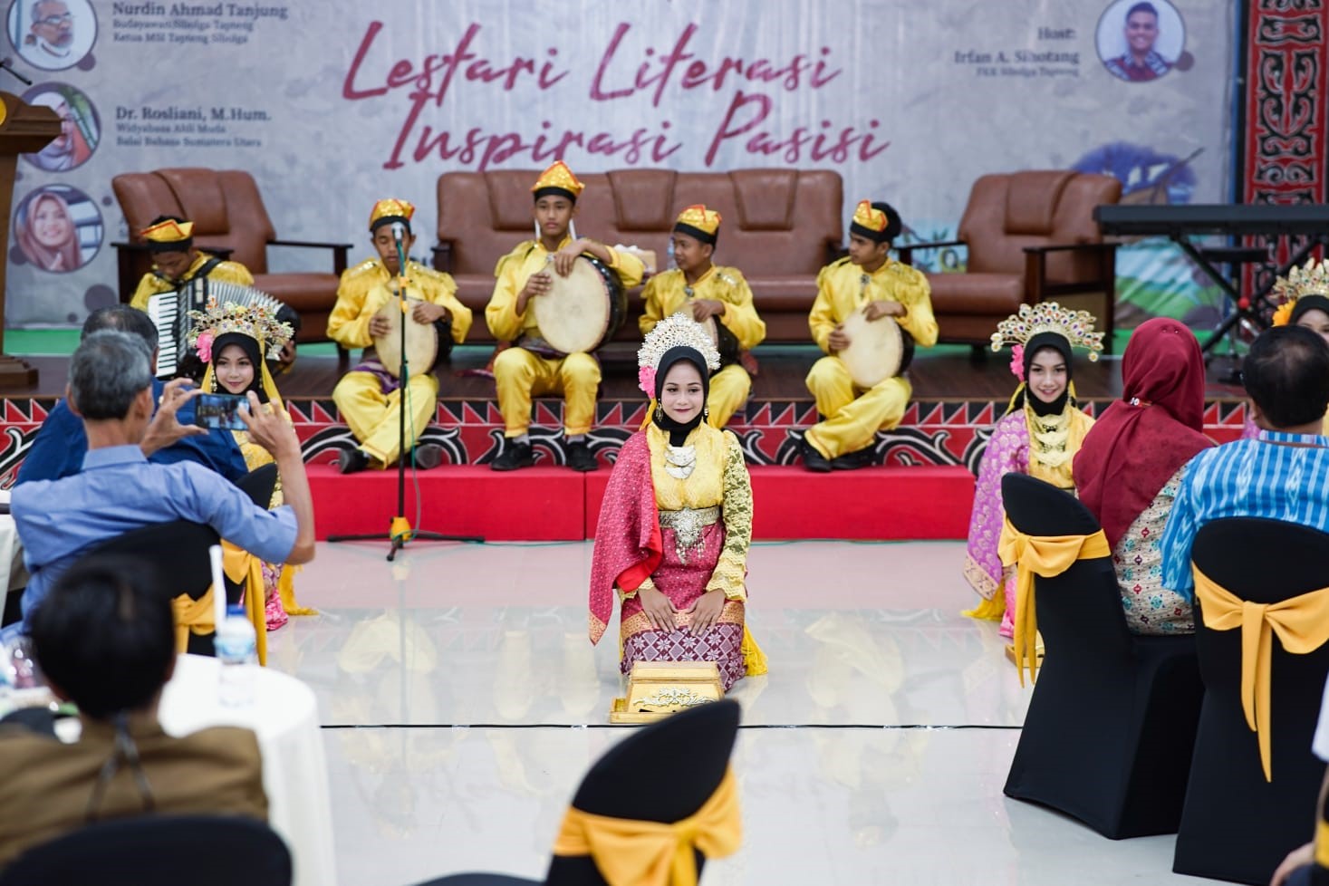 Merawat tradisi, meneruskan cerita